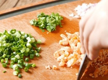 step3: 把蝦米隔水，以廚紙印乾。把蔥、芫荽、紅蔥頭和蝦米切碎備用。