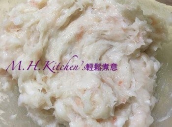 step3: 戴上手套>把蝦滑由離大碗中撻幾下令蝦滑回復起膠狀