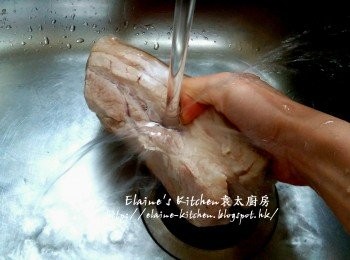 step3: 用中火煮滾後將五花肉盛起用水沖一沖洗再抹乾水份 , 用叉係皮的位置吉幾下