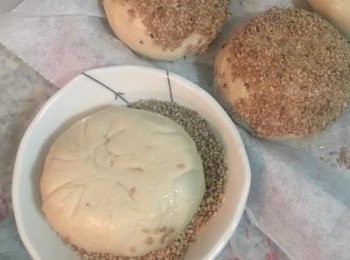 step24: 拿起胡椒餅沾上滿滿的芝麻！不想吃那麼多芝麻的話可以用撒的，撒好輕壓一下即