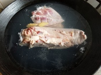 step6: 將五花腩出水，牛脷水滾後放入拖水，稍為轉色便取出，刮去脷胎