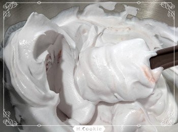 step2: 拌入草莓粒醬（微攪拌即可，可另留一點草莓醬在表面裝飾）