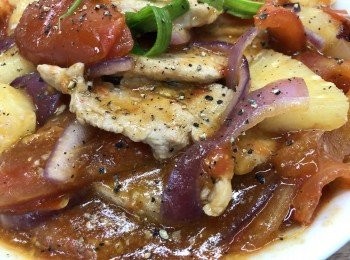 step2: 豬扒煎至八成熟，盛起備用；炒香洋蔥，盛起備用；放入薑片炒香后下蕃茄炒勻；蕃茄軟身后加入豬扒、洋蔥、芡汁翻炒即可。