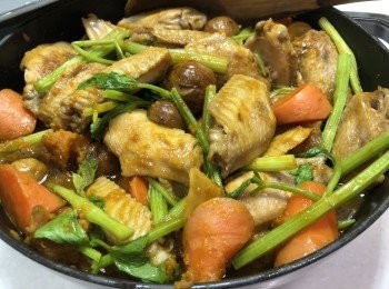 step1: <a href="https://bit.ly/3zHU5V3" target="_blank" data-keyword="雞翼" class="guide-link"><strong>雞翼</strong></a> <span style="display:inline-block;vertical-align:middle;margin-top:-3px;color:initial;border-radius:3px;padding:2px 3px;font-size:12px;line-height:14px;background:#87d300;color:#fff;">即買</span> (洗淨用廚紙吸乾水份 加入醃料 最小醃半小時),
南瓜(洗淨去皮切件),
澳洲甘筍(洗淨去皮切件),
栗子(用熱水浸泡去衣)