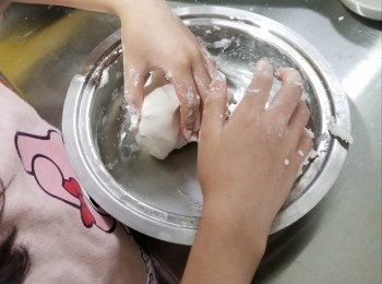 step1: 糯米粉加水搓至不黏手