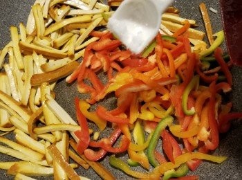 step7: 再加入雜椒絲.落半茶匙鹽炒勻