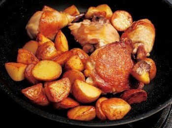 step16: 再多晃動幾次平底鍋，將馬鈴薯煎出令人食指大動的金黃色。(只觀察馬鈴薯的色澤。雞肉已經完全煎熟，所以無須在意。也要聆聽聲音，從14 開始會因為油減少而產生變化。)