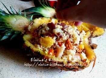 step15: 將炒飯放入菠蘿內 , 再灑上肉鬆即可