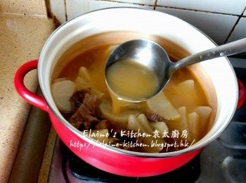 step12: 倒入牛肉湯 , 加少許鹽調味拌勻 , 用大火再煲滾後熄火焗30分鐘即可