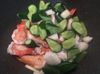 step7: 放入小黃瓜拌炒；