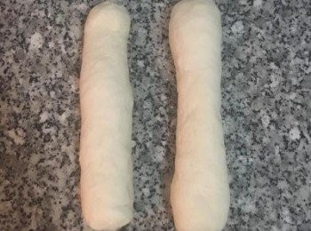 step10: 用手折成兩截。
家中油鍋較小者，建議可分為三截。