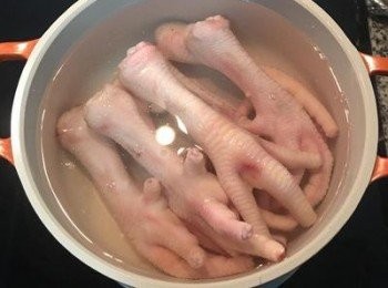 step2: 雞爪先以冷水+少許米酒小火熬煮清除雜質。