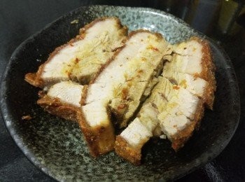 step4: 做法：

五花腩用薑片，黃酒凍水放入，迫出血水後，放湯煲 1'1/2 小時後取出。

放涼後用針插在豬皮上插滿細窿，越多越好，將五花腩反轉，用刀在豬肉上切 1-2 刀，但不要切到底部刀斷，再用蝦米辣椒油，雞粉塗抹在肉上，再反轉用鹽塗抹在豬皮上，放入雪櫃冷凍一晚，用錫紙包裹肉的部份，用光波爐 200 度火，烤焗 35 分鐘，取出稍為放涼便可切件，完成。
