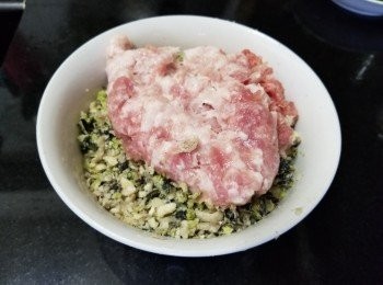 step4: 放入免治豬肉，加雞粉，糖，麻油，生粉，泰式雞醬撈好