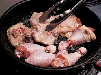 step3: 進行煎煮。(在平底鍋中倒入沙拉油以中大火加熱，將2 並排放入。煎煮的同時要前後晃動平底鍋，或用油炸夾夾起肉塊，讓底下布滿油。)