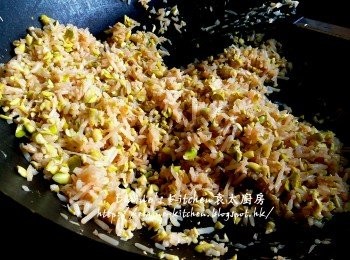 step8: 再加入餘下份量的大豆芽水 , 再拌炒至乾身及大豆芽成金黃色(約15分鐘)盛起