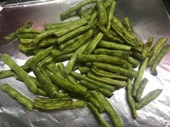 step1: 四季豆洗淨，切掉頭尾再切段, 
用2湯匙生油拌勻四季豆，放入焗爐200C焗10分鐘
(有油炸效果，但可減少用油)