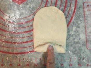 step15: 取第一個包好的麵糰，從中間輕輕的上下桿開，桿成牛舌狀，不需要桿太薄，然後再輕推捲起。
註：就算油酥跑出來也不用緊張，把油抹回去麵皮上再捲起來就好。