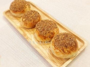 step27: 趁熱吃最好吃！
放隔夜後，只需將烤箱預熱到160度，並在胡椒餅上噴點冷開水，入烤箱烤10-12分鐘即可恢復香酥口感喔～