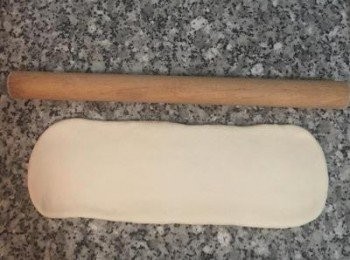 step11: 用桿麵棍略桿成厚度一致的長方型。