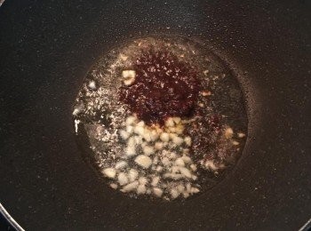 step4: 下豆干與馬鈴薯並加入醬油及糖拌炒上色，