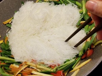 step9: 加入己經焗好15分鐘的米粉,用筷子挑鬆炒勻(用筷子炒才易炒)