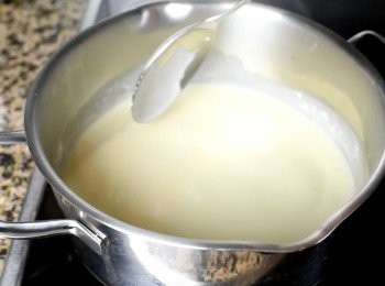 step1: 將淡忌廉放入煲內，用中小火煮至周邊有泡沫出現，加入糖，拌勻至糖溶化，離火