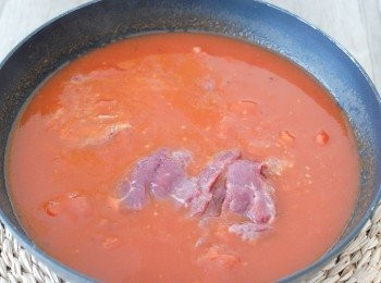 step4: 然後下蕃茄膏（或用Ketchup 都可以）、牛高湯，下鹽和黑胡椒粉調味，煮沸後轉小火煮10分鐘，加入牛肉片，煮一至兩分鐘即可，將蕃茄湯倒入通心粉內即成～