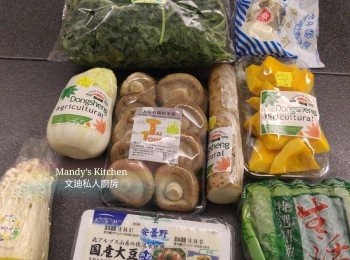 step1: 南瓜和淮山切薄片, 金落底部切去, 百合、羽衣甘藍和黃芽白洗乾淨, 豆腐切件。