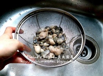 step5: 再加入生粉沖洗多次 , 倒入熱水灼熟蠔仔 , 瀝乾水份備用