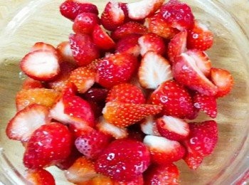 step2: 草莓洗淨去蒂再對切