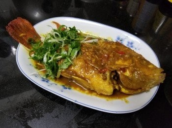 step5: 做法 :

將珍珠鱲清洗後隔乾水份 , 燒紅油鑊將珍珠鱲上少少生粉 , 放入鑊轉中細火慢煎封兩邊 (約每邊煎 2 分鐘便可上碟 ) , 再起鑊爆香蒜頭 , 乾蔥 , 薑絲加入約 200ml 水 , 薑黃粉 , 雞粉 , 糖 , 少少生抽 , 少少老抽 , 胡椒粉煮滾 , 之後再將珍珠鱲回鑊 , 轉用中細火蓋好焗煮約分半鐘之後將魚上碟 , 將蔥花放入鑊連同魚汁輕炒 , 加少少麻油便可淋上魚身 , 完成 .