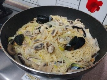 step7: 投進意粉， 煮至稍為收汁便可上碟