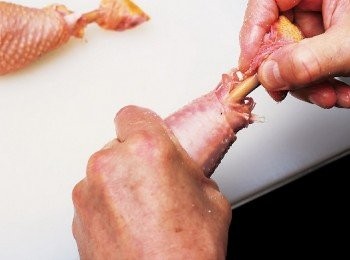 step4: 每支棒腿肉的切面（肉身）都各撒上0.5∼1g的鹽。手握住整塊肉順勢用力往外拉幾次來完成塑形。