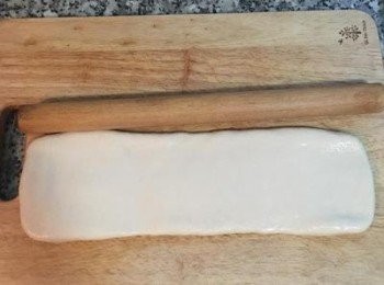 step14: 冷藏取出後，先用桿麵棍略微整型成厚度約一公分，寬約5-6公分的長方形，並在室溫下放個20分鐘回溫（拉開的延展性才會好）。