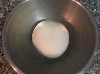 step4: 用手將麵糰柔成不沾鍋和手的均勻麵糰即可，燙麵較柔軟，所以不需要過度的用力去揉,主要是要讓麵糰揉勻。揉好的麵糰用保鮮膜蓋住鬆馳靜置。