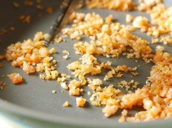 step4: 以中火燒熱油，下蝦米炒約2分鐘至聞香，盛起備用。