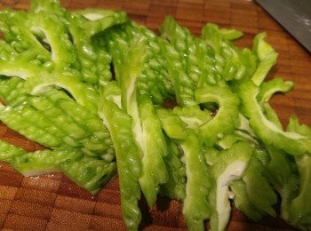 step1: 苦瓜去籽後切薄片。