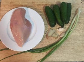 step1: <a href="https://bit.ly/3EZL8dD" target="_blank" data-keyword="雞胸" class="guide-link"><strong>雞胸</strong></a> <span style="display:inline-block;vertical-align:middle;margin-top:-3px;color:initial;border-radius:3px;padding:2px 3px;font-size:12px;line-height:14px;background:#87d300;color:#fff;">即買</span> 洗淨瀝乾；蔥、薑、蒜洗淨；1根蔥用可飲用水清洗後擦乾切成蔥花備用。