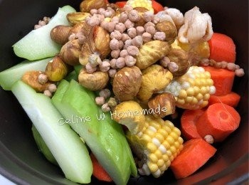step1: 粟米，合掌瓜(刮去籽)，紅蘿蔔洗淨切件,栗子去皮去衣，鷹嘴豆 無花果洗淨