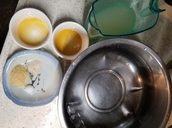 step4: 預備好上湯材料及調味料:細盒清雞湯250g,凍開水1750g,砂糖1茶匙,鹽半茶匙,白胡椒粉1/4茶匙,麻油1茶匙,紹興酒1湯匙