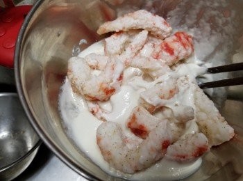 step4: 再將醃好的素蝦沾滿脆漿