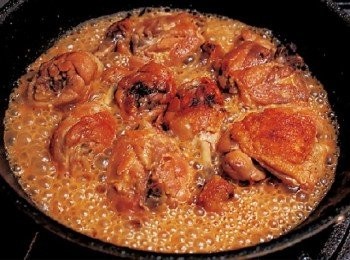 step13: 發出咻咻聲時即完成燉煮。(煮到煮汁傳出咻咻咻的聲音，雞肉的一半面積露出煮汁外，全程燉煮20分鐘左右。)