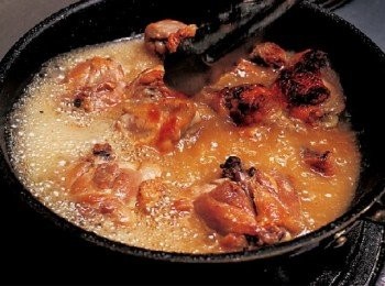 step9: 燉煮至滾沸狀態。(維持能讓煮汁滾沸的火候，繼續燉煮。接下來雞骨湯會變白、變濁而呈褐色。)