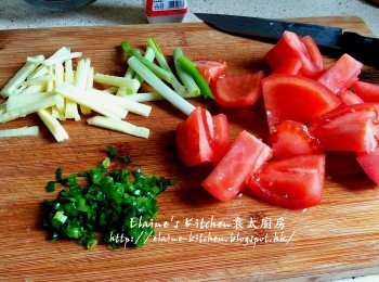 step5: 蕃茄切件 , 薑去皮切絲 , 蔥切段及切粒
