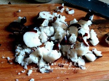 step3: 馬蹄用水慢慢洗掉周圍的泥 , 切去頭尾後用刀拍碎  , 用水沖一沖洗及瀝乾