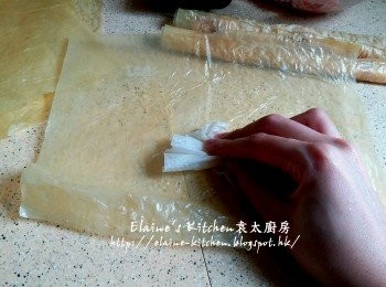 step4: 用廚紙沾水弄濕腐皮