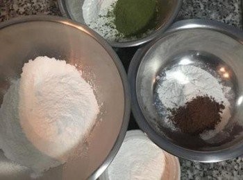 step5: 秤好4個顏色的粉糰原料。
