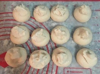 step12: 等量分成12份（+-@10g)，直接壓在<span class="group_3">破酥麵糰</span>上。