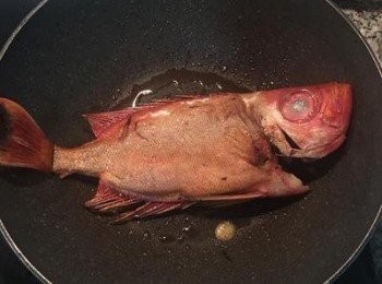 step4: 煎到兩面魚皮略焦，因為紅目鰱是要剝皮吃的。